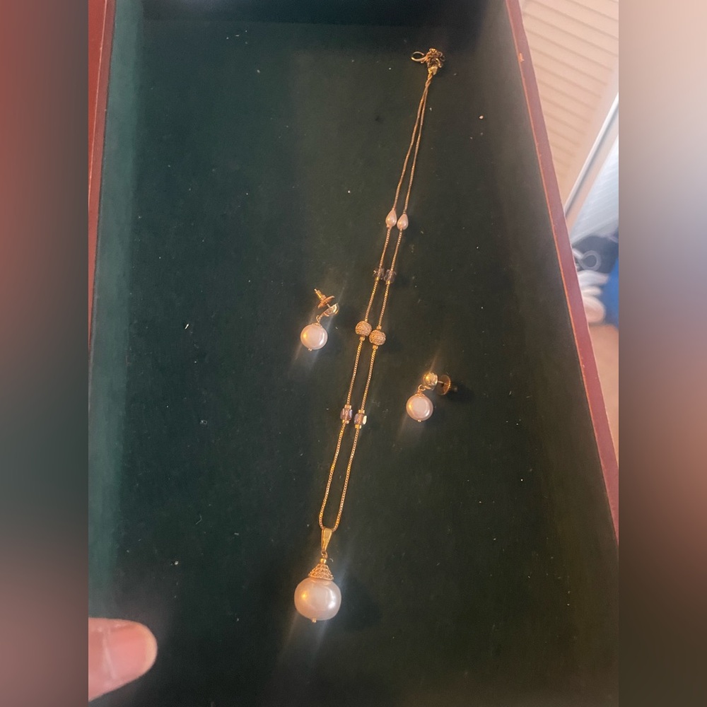 Elegant Gold and Pearl Jewelry Set with earrings